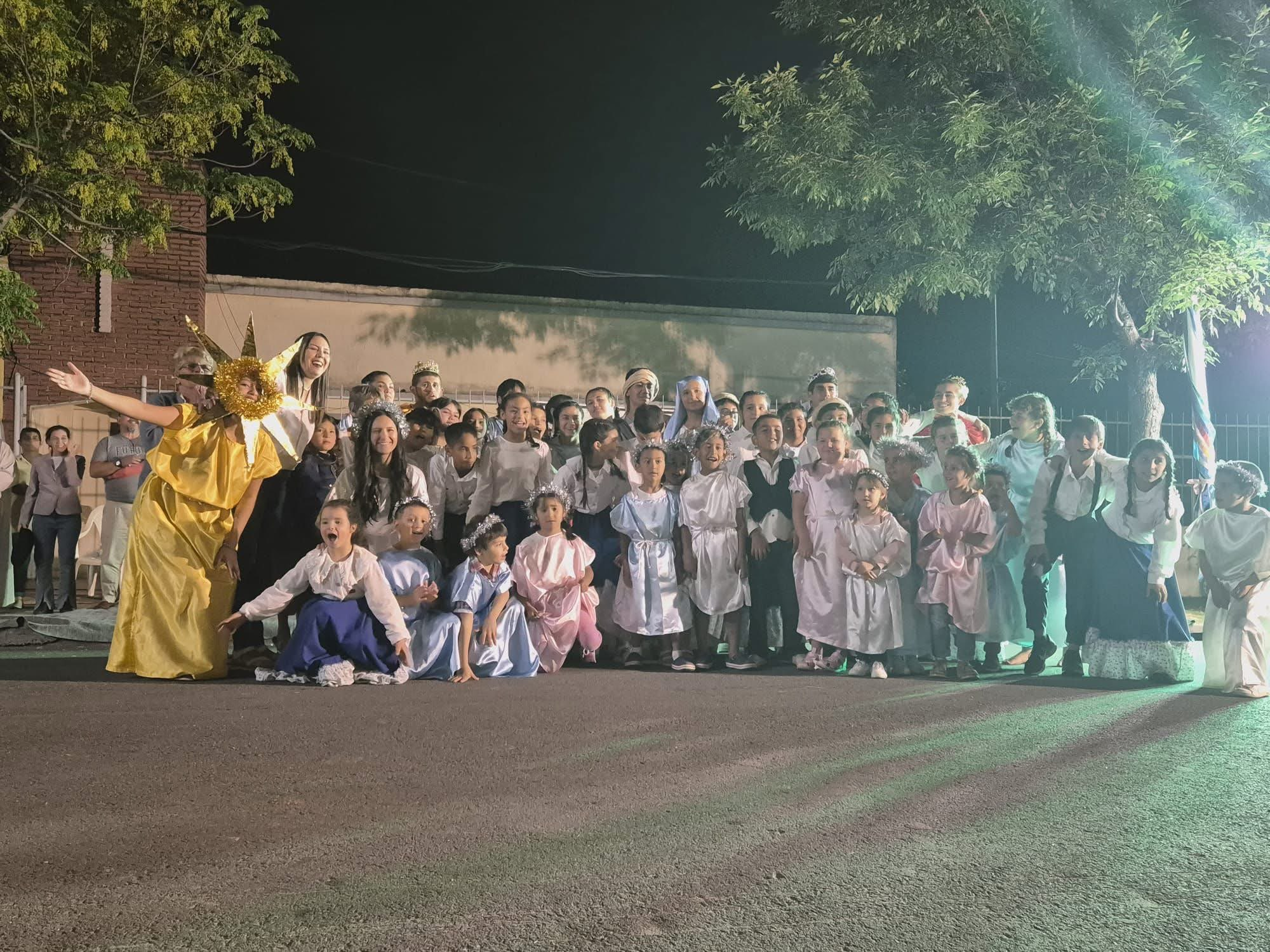 Grupo de niños y comunidad de Natividad